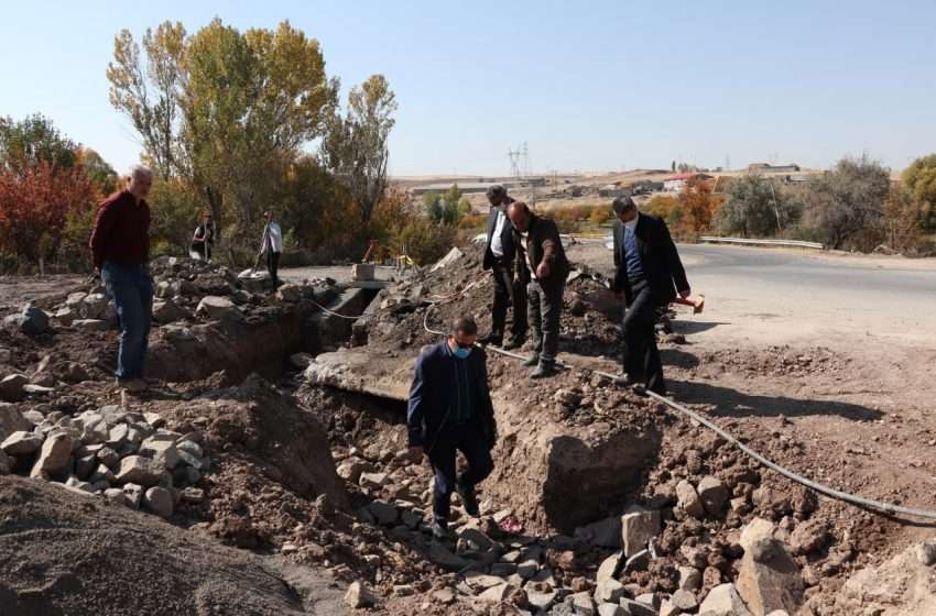  ‌بازدید فرماندار ویژه میانه از پروژه های عمرانی بخش ترکمانچای / آسفالت ریزی راه روستای ورزقان با کمک خیرین محلی و مساعدت اعتباری شهرستان و استان