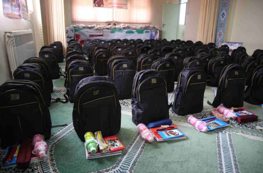  به همت بسیج دانش آموزی میانه؛ ۲۰۰بسته آموزشی در قالب کمک های مومنانه بین دانش آموزان بی بضاعت منطقه میانه توزیع شد