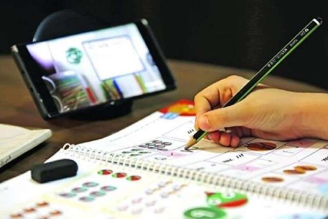  نوای مهربانی باز هم از گوشه و کنار منطقه کندوان به گوش می رسد: اهدای یک دستگاه گوشی هوشمند توسط همکار خیر فرهنگی به دانش آموز محروم منطقه