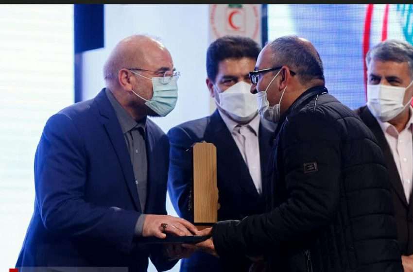  اعطای تندیس مقام  اول جشنواره ملی رفیق خوشبخت ما  توسط رئیس مجلس به هنرمند میانه ای