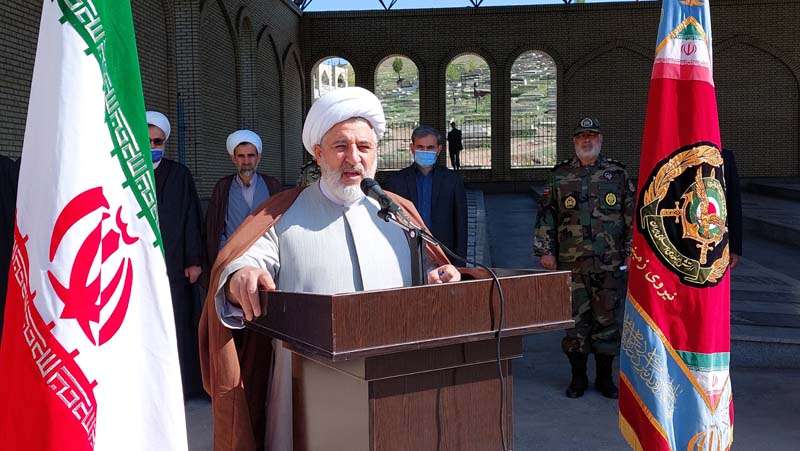  بمناسبت روز ارتش؛ مزار مطهر شهدا غباروبی و عطرافشانی شد