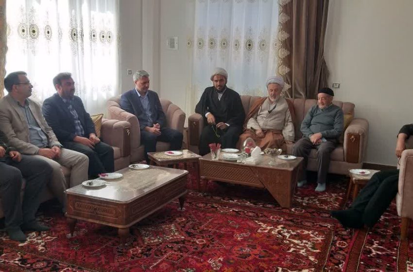  دیدار بخشدار و جمعی از مسئولان شهرستان و بخش ترکمانچای با خانواده شهدای مدافعان حرم