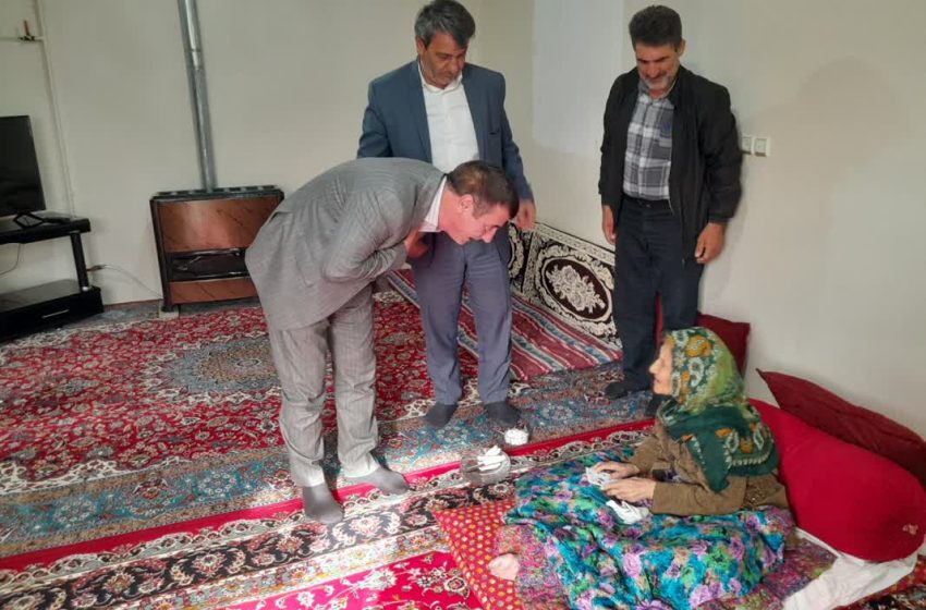  دیدار بخشدار کندوان با مادر شهید مایلی