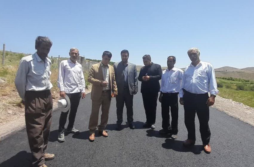  بازدید بخشدار کندوان از آسفالت ریزی راه روستای سرخه حصار