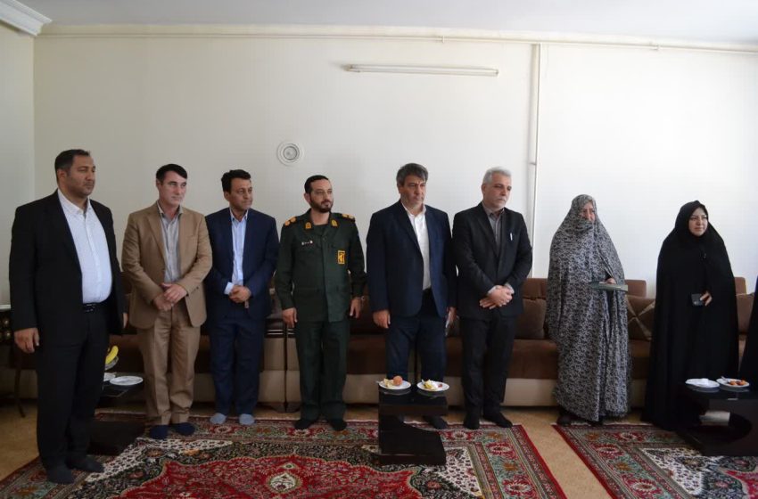  دیدار بخشدار کندوان و مسئولین استانی و شهرستانی با خانواده شهدا