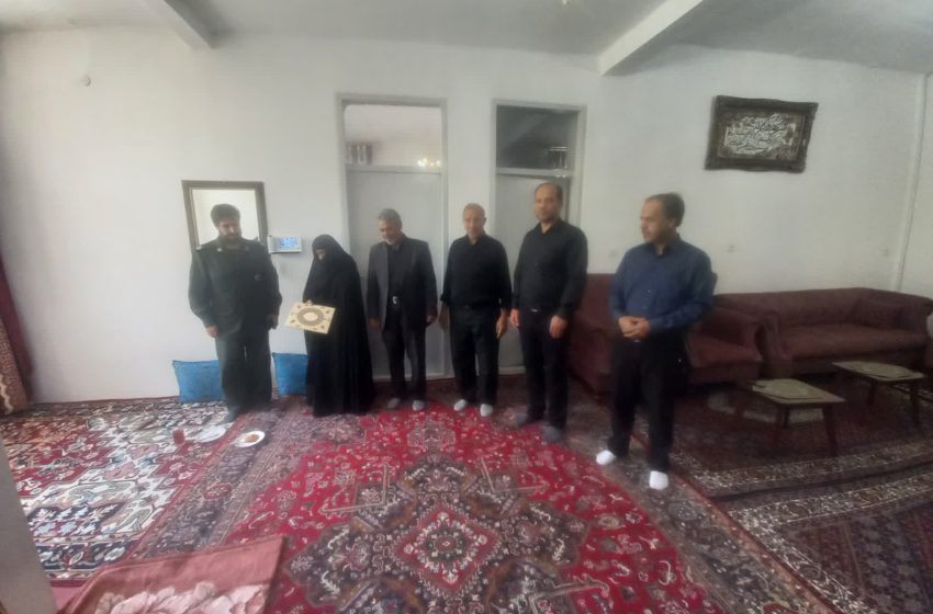  دیدار بخشدار مرکزی میانه با خانواده شهید مهدی اردبیلی در روستای کرامه