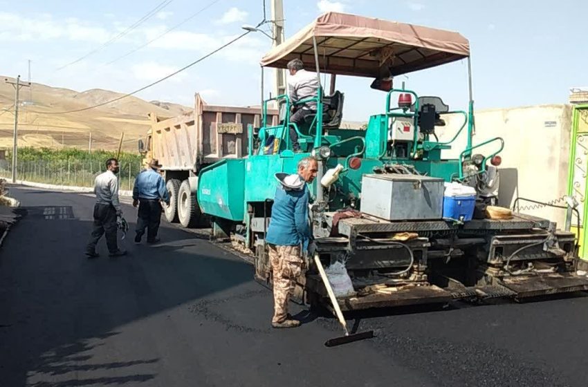  بازدید بخشدار کندوان میانه از آسفالت ریزی معابر داخل روستای طوین