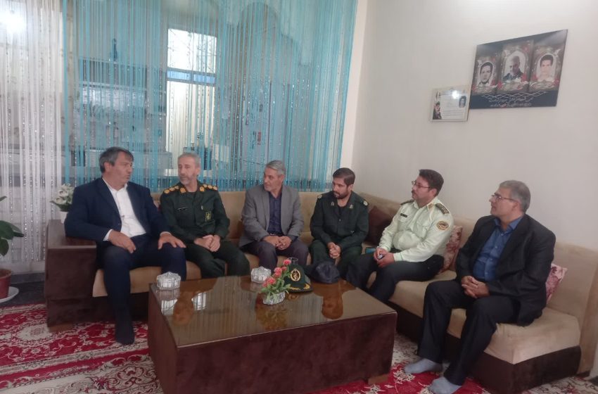  بخشدار مرکزی میانه با خانواده شهید در شهر آچاچی دیدار کرد