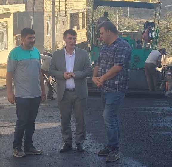  بازدید بخشدار کندوان میانه از آسفالت معابر اصلی روستای بالسین