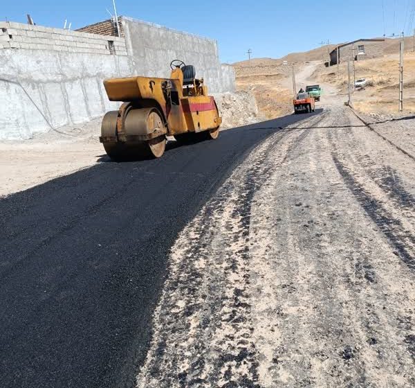  بازدید بخشدار کاغذکنان از روند اتمام جدول گذاری معابر روستای شیرین بلاغ و آسفالت معابر برانقار