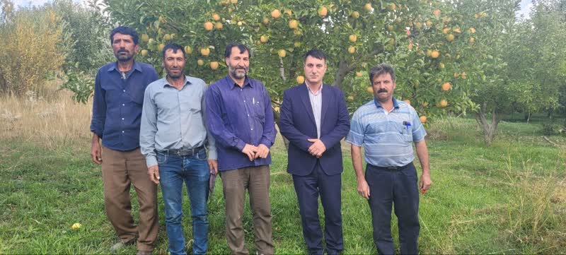  حضور بخشدار کندوان در میان باغداران