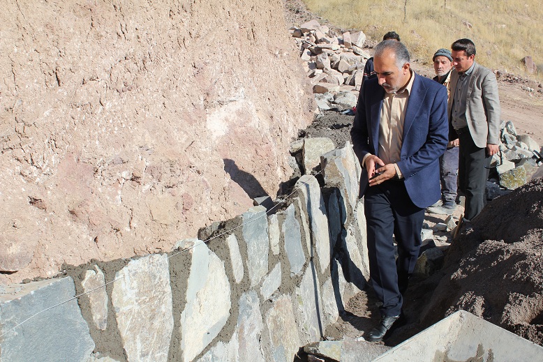  بازدید بخشدار کاغذکنان از پروژه در حال اجرای دیوار حائل روستای ولستان
