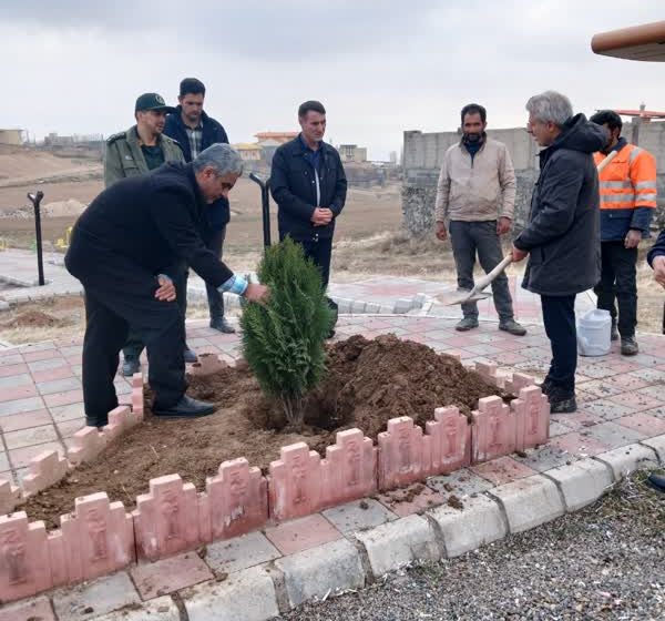  حضور بخشدار کندوان در آیین درختکاری