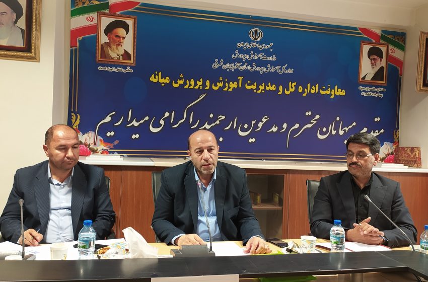  تاکید فرماندار بر اجرای برنامه های پربار و با شکوه در هفته معلم