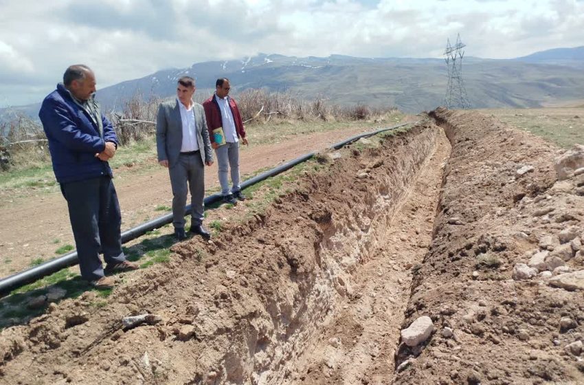  بازدید بخشدار کندوان از پروژه لوله گذاری در روستای سوین