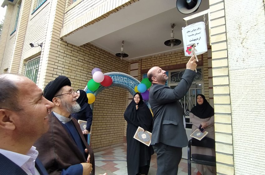  فرماندار میانه، زنگ “سپاس معلم” را در دبستان هاشمیه به صدا درآورد
