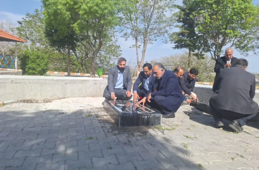  غبارروبی و عطر افشانی مزار مطهر شهدا در بخش کاغذکنان