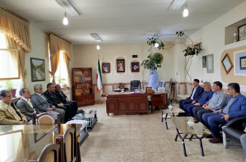  بخشدار کندوان با حضوردر جمع فرهنگیان روز معلم را تبریک گفت