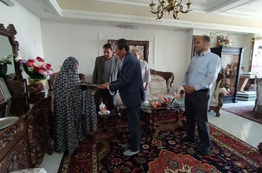  معاون برنامه ریزی فرماندار با خانوده شهدا دیدار کرد