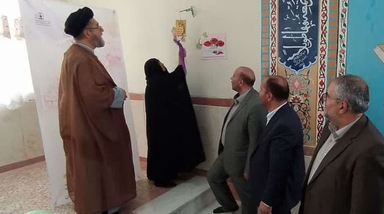  زنگ اقامه نماز در دبیرستان دخترانه فرزانگان نواخته شد