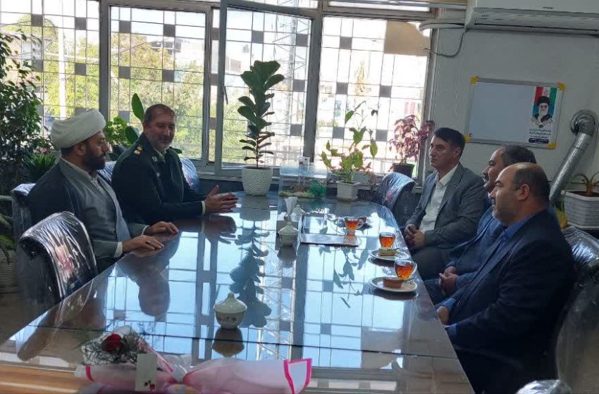  دیدار بخشدار کندوان با فرماندهان انتظامی بمناسبت هفته نیروی انتظامی