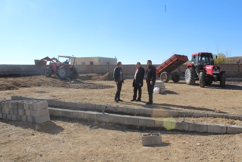  بازدید بخشدار کاغذکنان از شروع زیر سازی و آماده سازی چمن مصنوعی روستای قره بلاغ