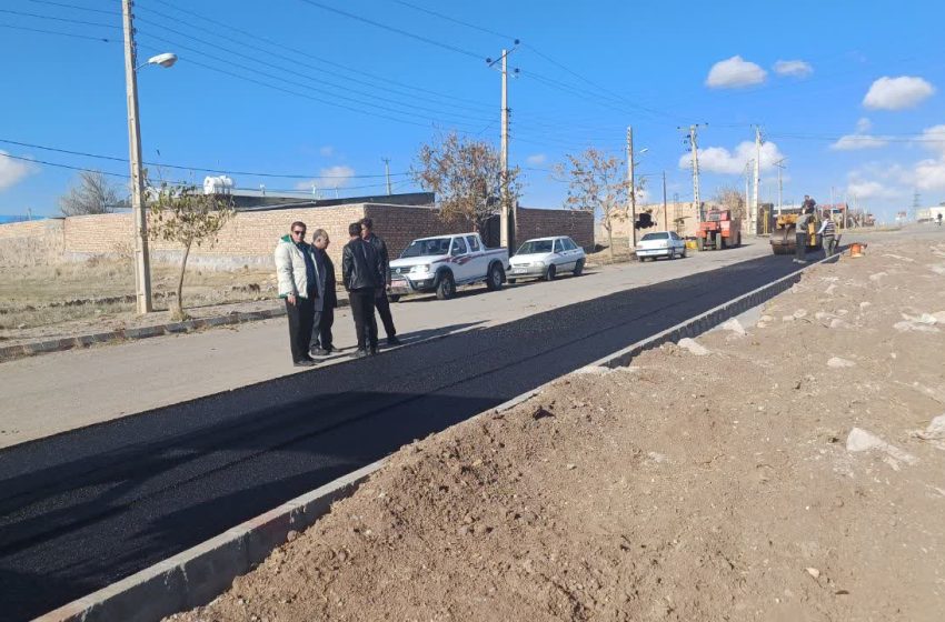  بازدید بخشدار کاغذکنان از روند آسفالت معابر روستای قره بلاغ