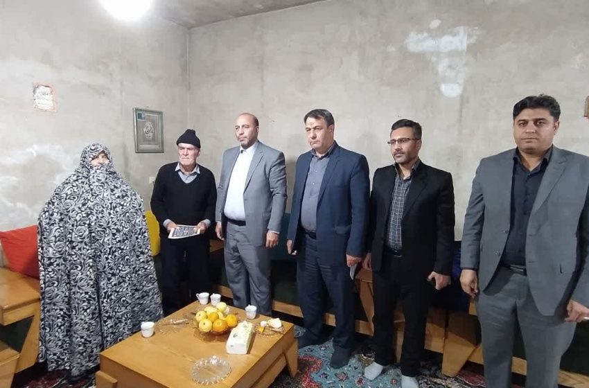  فرماندار میانه با یکی از خانواده های شهدا و یک جانباز دفاع مقدس دیدار کرد