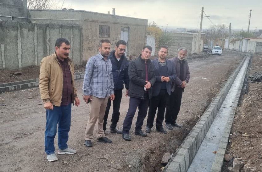  بازدید بخشدار کندوان از پروژه جدول گذاری در روستای آونلیق