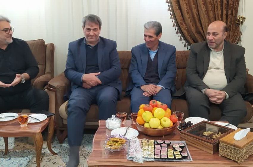  فراماندار میانه با یک خانواده معظم شهید و یک جانباز گرانقدر دیدار کرد