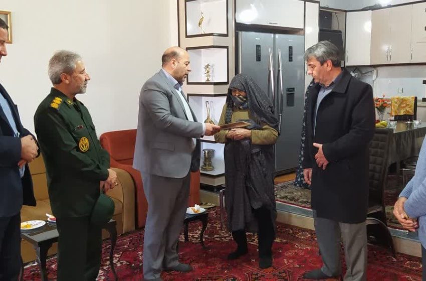 فرماندار میانه با دو خانواده شهید و ایثارگر شهرستان دیدار کرد
