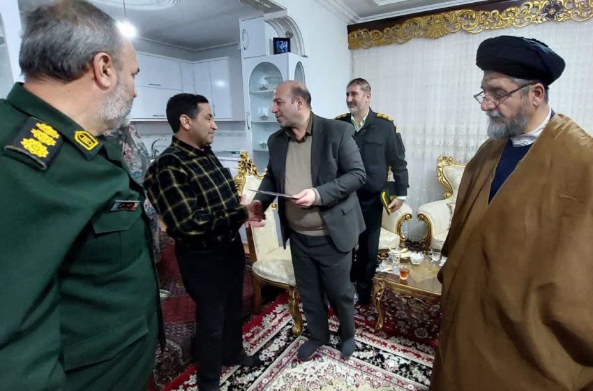  فرماندار میانه با یک خانواده معظم شهید و یک جانباز گرانقدر دیدار کرد