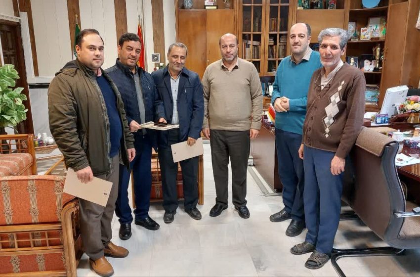  فرماندار از کارکنانی که بطور مستمر در نماز جماعت فرمانداری حضور یافته اند تجلیل کرد