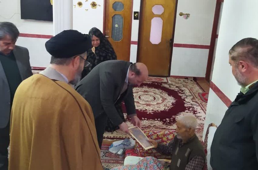  فرماندار میانه با دو پدر بزرگوار شهید دیدار کرد
