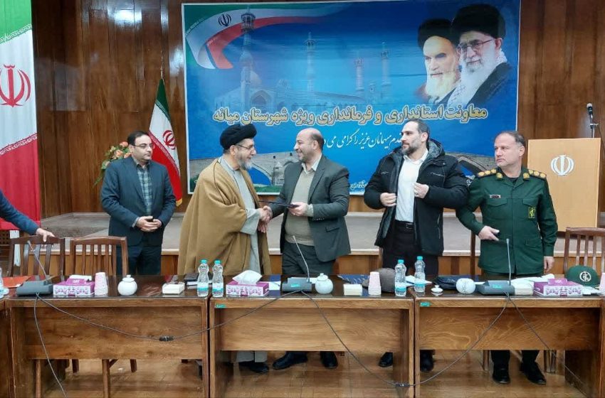  فرماندار میانه از حجت الاسلام رشادی بعنوان پدر معنوی شهرستان تجلیل کرد