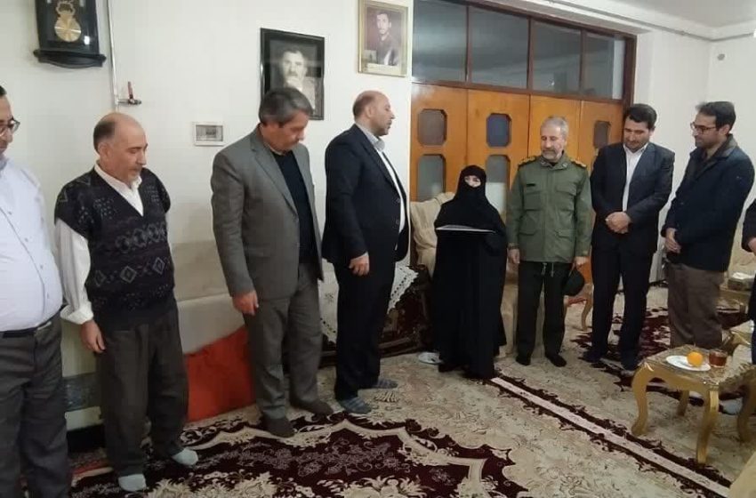  فرماندار میانه با یک خانواده معظم شهید و یک جانباز گرانقدر دیدار کرد