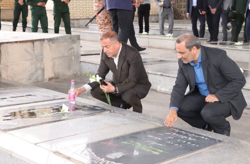  همزمان با سالروز فتح خرمشهر مزار شهدای میانه غبارروبی و عطرافشانی شد