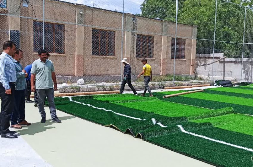  بازدید بخشدار کندوان از نصب چمن مصنوعی و پروژه آب رسانی در روستای بالسین.